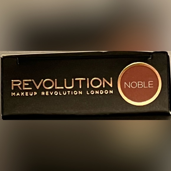 Makeup Revolution “Noble” lip kit - Picture 2 of 3